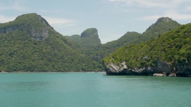 Grupp av öar i havet vid Ang Thong National Marine Park nära turistiska Samui paradis tropiska resort. Skärgård i Thailändska viken. Idyllisk turkos havet naturlig bakgrund med kopia utrymme — Stockvideo