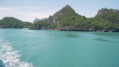 Ang Thong Ulusal Deniz Parkı 'nda, Samui Cennet Turistik Tesisi' nin yanındaki bir grup ada. Tayland Körfezi 'nde takımadalar. Idyllic turkuaz deniz doğal arka planı kopyalama alanı ile