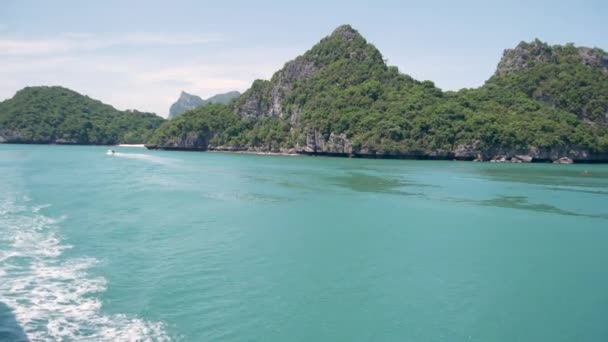 Csoport szigetek óceán Ang Thong Nemzeti Tengeri Park közelében turisztikai Samui paradicsom trópusi üdülőhely. Szigetcsoport a Thaiföldi öbölben. Idilli türkiz tenger természetes háttér másolási hely — Stock videók