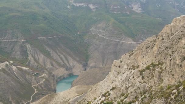 Panorámás kilátás felülről, Grand Sulak kanyon a Dagesztáni Köztársaságban, Dubki falu, Oroszország. Hegyi folyó Kaukázusban, vad táj. Orosz természet, a világ egyik legmélyebb kanyonja. — Stock videók