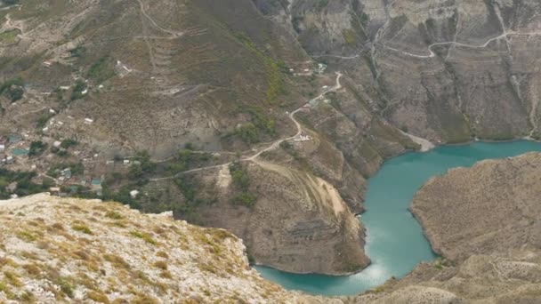 Blick von oben auf den Grand Sulak Canyon in der Republik Dagestan, Dorf Dubki, Russland. Gebirgsfluss im Kaukasus, wilde Landschaft. Russische Natur, eine der tiefsten Schluchten der Welt. — Stockvideo