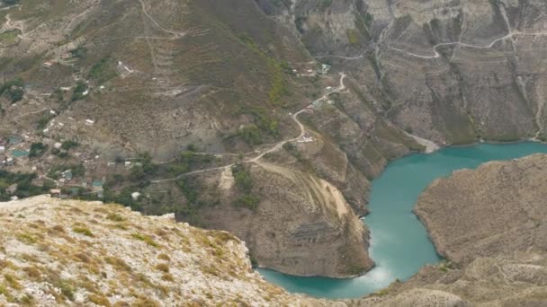 Vista panoramica dall'alto, Grand Sulak canyon nella Repubblica del Daghestan, villaggio Dubki, Russia. Fiume di montagna nel Caucaso, paesaggio selvaggio. Natura russa, uno dei canyon più profondi del mondo. — Video Stock