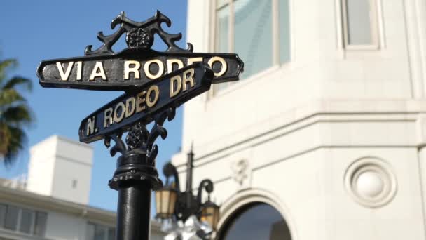Wereldberoemde Rodeo Drive symbool, Cross Street Sign, kruispunt in Beverly Hills. Toeristisch Los Angeles, Californië, Verenigde Staten. Rijk rijk levensconsumentisme, luxe merken en high-class winkels concept. — Stockvideo