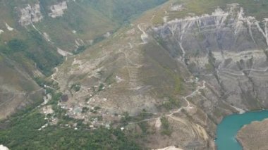 Yukarıdan panoramik manzara, Dağıstan Cumhuriyeti 'ndeki Grand Sulak kanyonu, Dubki köyü, Rusya. Kafkasya 'daki Dağ Nehri, vahşi manzara. Rus doğası, dünyanın en derin kanyonlarından biri..