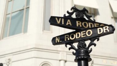 Dünyaca ünlü Rodeo Drive sembolü, Crosstreet tabelası, Beverly Hills kavşağı. Turistik Los Angeles, Kaliforniya, ABD. Zengin zengin yaşam tüketiciliği, lüks markalar ve yüksek sınıf mağazalar konsepti.