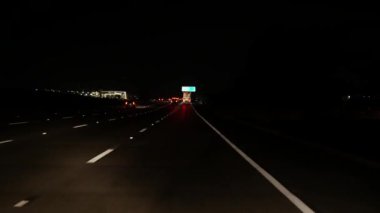 Arabadan bak. Los Angeles, gece vakti otobanla meşgul. Kaliforniya, ABD 'deki devasa otoban yolu. Otoyol şeritlerinde otomobil sürüşü. Trafik sıkışıklığı ve şehir ulaşımı kavramı.