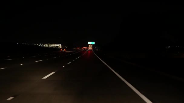 Widok z samochodu. Los Angeles jest zajęte autostradą w nocy. Massive Interstate Highway Road w Kalifornii, USA. Automatyczna jazda po drogach ekspresowych. Koncepcja korków i transportu miejskiego. — Wideo stockowe