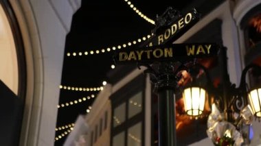 Dünyaca ünlü Rodeo Drive sembolü, Crosstreet tabelası, Beverly Hills kavşağı. Turistik Los Angeles, Kaliforniya, ABD. Zengin zengin yaşam tüketiciliği, lüks markalar ve yüksek sınıf mağazalar konsepti.