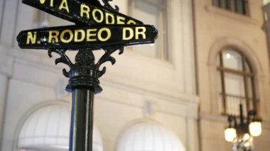 Dünyaca ünlü Rodeo Drive sembolü, Crosstreet tabelası, Beverly Hills kavşağı. Turistik Los Angeles, Kaliforniya, ABD. Zengin zengin yaşam tüketiciliği, lüks markalar ve yüksek sınıf mağazalar konsepti.