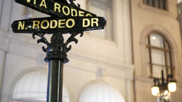 Dünyaca ünlü Rodeo Drive sembolü, Crosstreet tabelası, Beverly Hills kavşağı. Turistik Los Angeles, Kaliforniya, ABD. Zengin zengin yaşam tüketiciliği, lüks markalar ve yüksek sınıf mağazalar konsepti. — Stok video