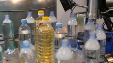 Taşıyıcı transfer makinesini kapatın. Otomatik üretim için ekipman. Soyut modern yüksek teknoloji endüstriyel sistem. Otomatik robot üretim hattı mallar için fabrikada.