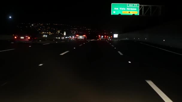 Utsikt från bilen. Los Angeles upptagen motorväg på natten. Massiva motorvägen Road i Kalifornien, USA. Auto kör snabbt på Expressway körfält. Trafikstockningar och stadstransportkoncept. — Stockvideo