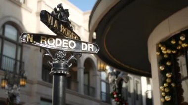 Dünyaca ünlü Rodeo Drive sembolü, Crosstreet tabelası, Beverly Hills kavşağı. Turistik Los Angeles, Kaliforniya, ABD. Zengin zengin yaşam tüketiciliği, lüks markalar ve yüksek sınıf mağazalar konsepti.