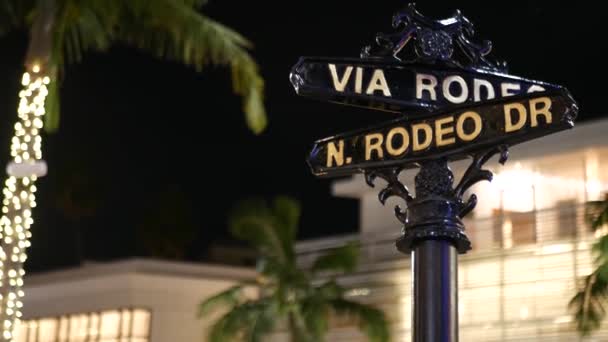 Dünyaca ünlü Rodeo Drive sembolü, Crosstreet tabelası, Beverly Hills kavşağı. Turistik Los Angeles, Kaliforniya, ABD. Zengin zengin yaşam tüketiciliği, lüks markalar ve yüksek sınıf mağazalar konsepti. — Stok video