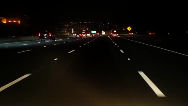 Utsikt från bilen. Los Angeles upptagen motorväg på natten. Massiva motorvägen Road i Kalifornien, USA. Auto kör snabbt på Expressway körfält. Trafikstockningar och stadstransportkoncept. — Stockvideo