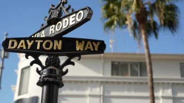 Dünyaca ünlü Rodeo Drive sembolü, Crosstreet tabelası, Beverly Hills kavşağı. Turistik Los Angeles, Kaliforniya, ABD. Zengin zengin yaşam tüketiciliği, lüks markalar ve yüksek sınıf mağazalar konsepti.