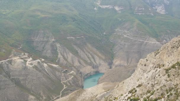 Panoramautsikt ovanifrån, Grand Sulak kanjon i Republiken Dagestan, byn Dubki, Ryssland. Mountain River i Kaukasus, vilt landskap. Rysk natur, en av de djupaste kanjoner i världen. — Stockvideo