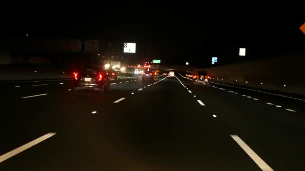 Utsikt från bilen. Los Angeles upptagen motorväg på natten. Massiva motorvägen Road i Kalifornien, USA. Auto kör snabbt på Expressway körfält. Trafikstockningar och stadstransportkoncept. — Stockvideo