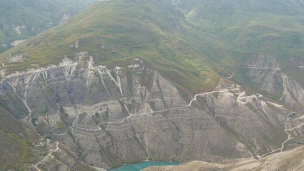 Vista panoramica dall'alto, Grand Sulak canyon nella Repubblica del Daghestan, villaggio Dubki, Russia. Fiume di montagna nel Caucaso, paesaggio selvaggio. Natura russa, uno dei canyon più profondi del mondo. — Video Stock