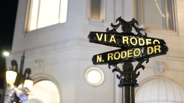 Signatura mundialmente famosa Rodeo Drive, Cross Street Sign, Intersección en Beverly Hills. Touristic Los Angeles, California, EE.UU. Consumismo rica vida rica, marcas de lujo y tiendas de clase alta concepto. — Vídeos de Stock