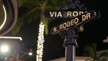 Dünyaca ünlü Rodeo Drive sembolü, Crosstreet tabelası, Beverly Hills kavşağı. Turistik Los Angeles, Kaliforniya, ABD. Zengin zengin yaşam tüketiciliği, lüks markalar ve yüksek sınıf mağazalar konsepti.
