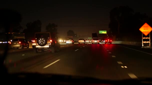 Kilátás a kocsiból. Los Angeles forgalmas autópályája éjszaka. Massive Interstate Highway Road Kaliforniában, USA. Autó vezetés gyorsan az autópálya sávok. Forgalmi dugó és városi közlekedési koncepció. — Stock videók