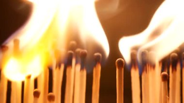 Yanma kibriti domino etkisi. Sosyal yalnızlık, uzaklık konsepti. Evde kal Covid-19. Karantina zincirleme reaksiyonu. NCoV virüsü salgını sembolik bir metafor. Coronavirus hastalığı.
