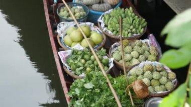İkonik Asya Lat Mayom yüzer piyasası. Khlong nehir kanalı, tropik renkli meyveli uzun kuyruklu tekne, organik yerel sebzeler. Tahta kanodaki en iyi hasat ve sokak yemekleri manzarası