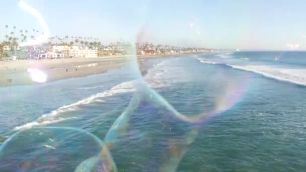 Soffiando bolle di sapone sul molo oceanico in California, sfondo estivo sfocato. Metafora creativa romantica, concetto di sognare felicità e magia. Simbolo astratto dell'infanzia, fantasia, libertà — Video Stock