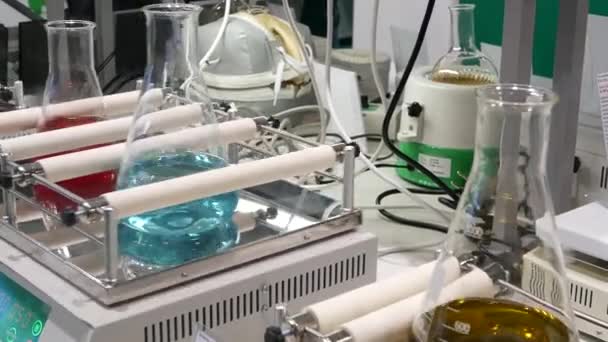 Reagente liquido in boccette di vetro per provette. Attrezzature mediche da laboratorio farmaceutico. Ricerca, diagnostica e analisi su vaccini e farmaci, concetto di pandemia da virus Covid-19 o Corona. riscaldamento, russe — Video Stock