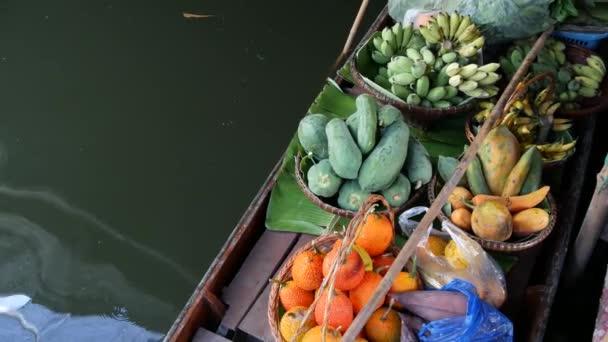 Εικονική ασιατική Lat Mayom πλωτή αγορά. Khlong κανάλι του ποταμού, μακριά ουρά βάρκα με τροπικά εξωτικά πολύχρωμα φρούτα, βιολογικά τοπικά καλλιεργούμενα λαχανικά. Κάτοψη της συγκομιδής και των τροφίμων του δρόμου σε ξύλινο κανό — Αρχείο Βίντεο