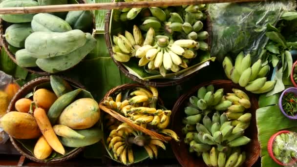 Ikonický asijský Lat Mayom plovoucí trh. Khlong říční kanál, dlouhý ocas člun s tropickými exotickými pestrobarevnými plody, ekologicky pěstovaná místní zelenina. Horní pohled na sklizeň a pouliční stravování v dřevěné kánoi — Stock video