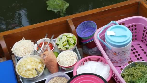 Ikonický asijský Lat Mayom plovoucí trh. Khlong řeka kanál, dlouhý-ocas loď s miskami tradičních thajské kuchyně pouliční stravy. Horní pohled na siamské kořeněné pouliční jídlo sortiment v dřevěné kánoi na prodej — Stock video