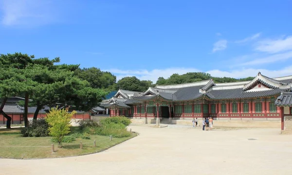 Herfst en traditionele Koreaanse architectuur — Stockfoto