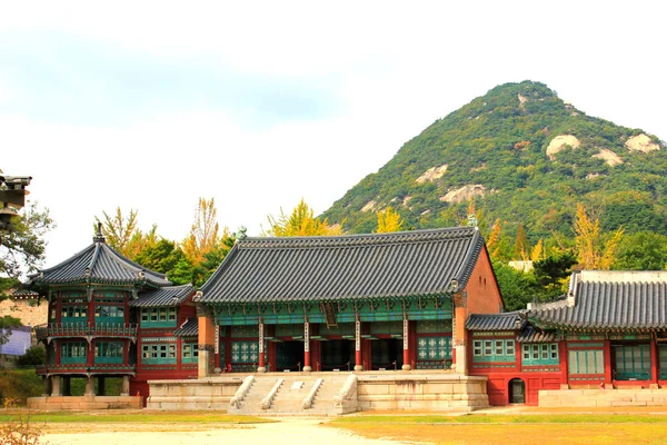 Herfst en traditionele Koreaanse architectuur — Stockfoto