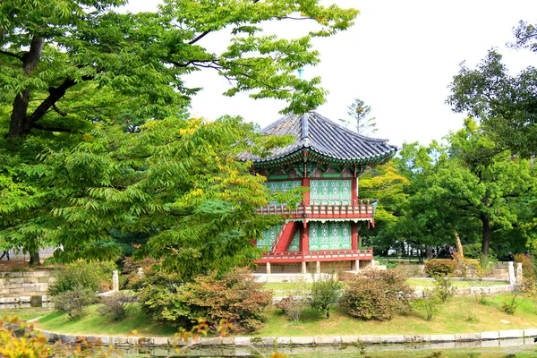 Sonbahar ve geleneksel Kore mimarisi — Stok fotoğraf