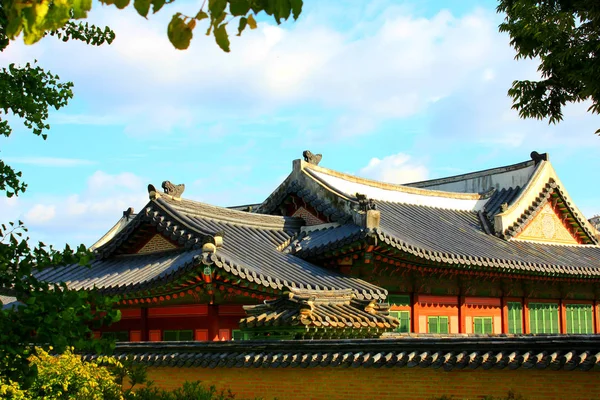 Herfst en traditionele Koreaanse architectuur — Stockfoto