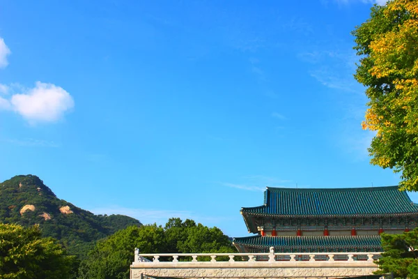 Herfst en traditionele Koreaanse architectuur — Stockfoto