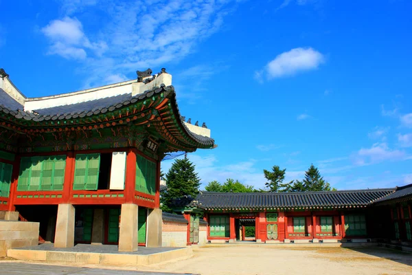 Herfst en traditionele Koreaanse architectuur — Stockfoto