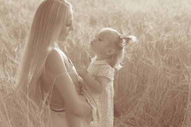 Anne ve küçük kızı alanında