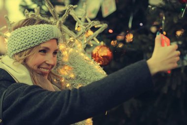 Güzel bir kadın selfie çekiyor.