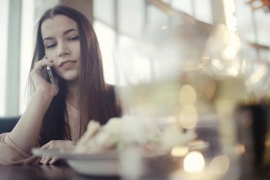 Cep telefonu kullanan genç kız