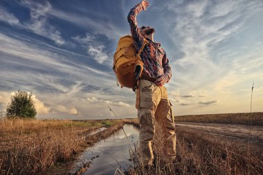 Erkek seyahat etmek sırt çantası ile hiking