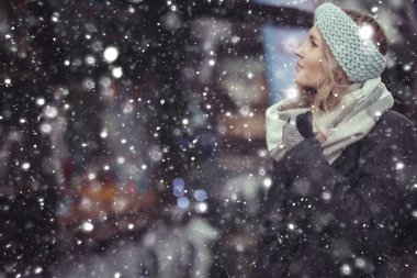 bir kış kız şehirde yürümek