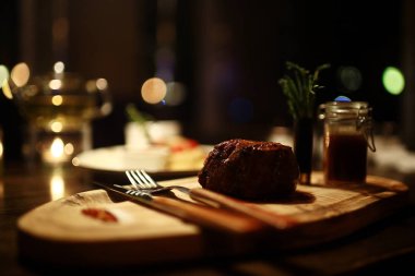 Restoranda garson tablo