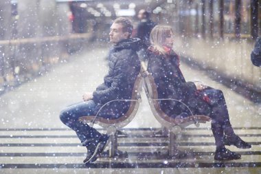 bankta oturan kadın ve erkek