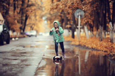 scooter Park üzerinde kız rides