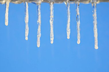 buz sarkıtları mavi Berrak gökyüzü üzerinde