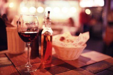 akşam yemeği masada Şarap kadehi ile