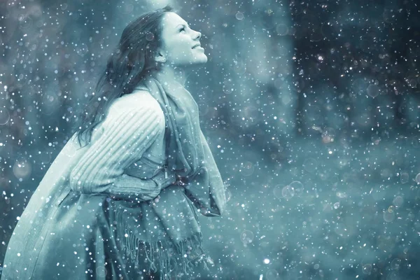 Mladá dívka s sněhové vločky ve vzduchu — Stock fotografie